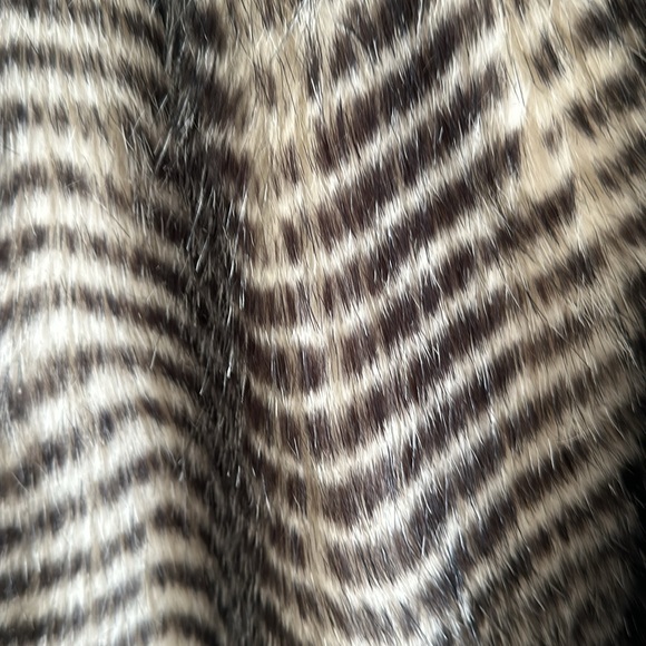 Jack Faux fur vest. Size M. Black and white   EUC - Picture 5 of 10